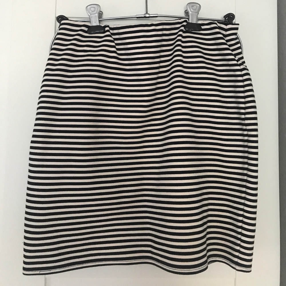B/W Striped Pull-On Pencil Skirt